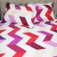 COBRE_LEITO_ELEGANCE_2_PECAS_SOLTEIRO_100_POLIESTER_ESTAMPADO_SRA_CASA_CHEVRON_VERMELHO.jpg