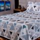 COLCHA_MONBLANC_3_PECAS_CASAL_76_POLIPROPILENO_24_POLIESTER_ESTAMPADA_J_SERRANO_PIRAMIDE_AZUL.jpg
